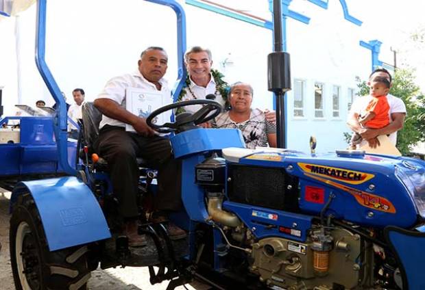 Tony Gali entrega apoyos escolares y al campo en la sierra negra