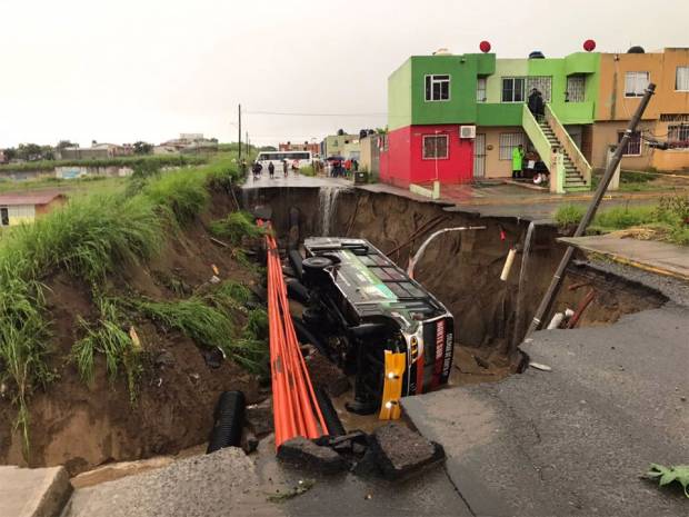 Socavón se traga autobús en Veracruz con todo y pasajeros