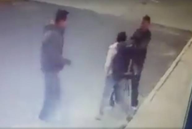 VIDEO: Así roban mochilas a mano armada cerca de CU de la BUAP