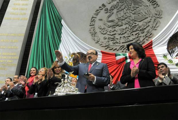 En medio de protestas, PRI asume Mesa Directiva en San Lázaro