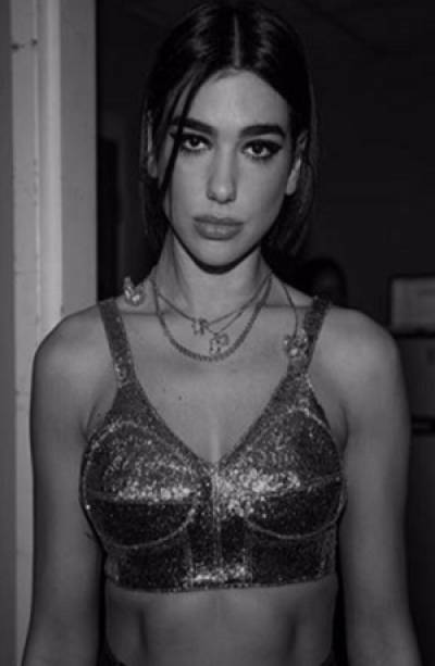 Dua Lipa mantiene el toque sensual en redes sociales