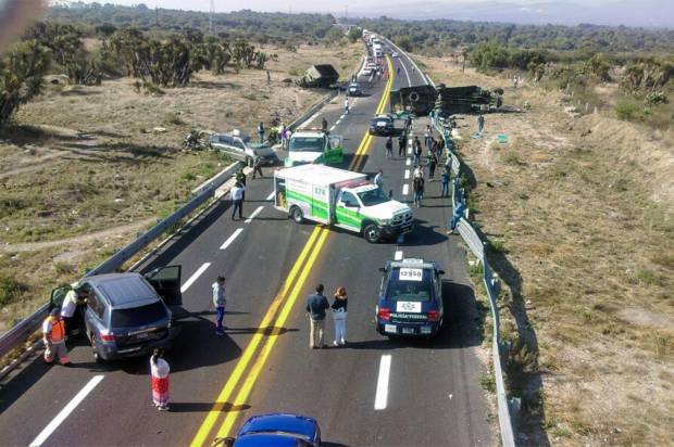 Carambola deja tres heridos y el cierre de la autopista Cuacnopalan-Oaxaca