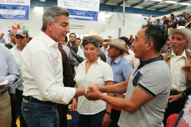 Tony Gali entrega apoyos al campo en Texmelucan