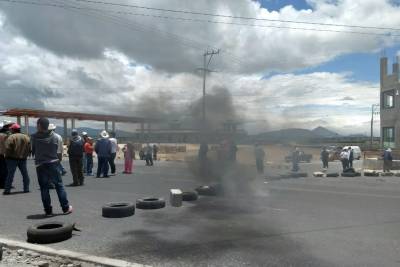 Habitantes de Cuyoaco bloquean autopista a Teziutlán y queman patrullas