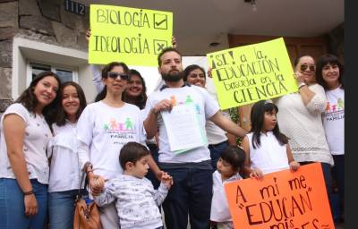 Protestan ante SEP federal por información de sexualidad en libros de texto