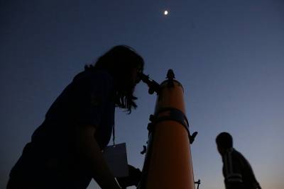 FOTOS: Poblanos acuden a observar el espacio en la Noche de las Estrellas