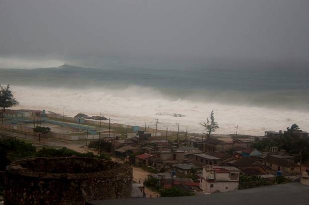 &quot;Irma&quot; sale de Cuba y comienza a azotar los Cayos de Florida