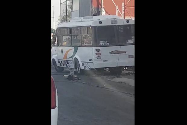 VIDEO: Chofer de la Ruta 44A derriba poste y cables de luz en El Mirador