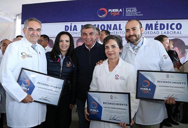 Tony Gali reconoce a médicos por su antigüedad y trayectoria