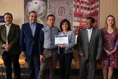 Dinorah López de Gali premia a ganadores de concurso sobre valores en Instagram