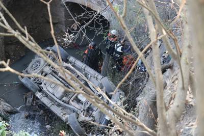 FOTOS: Cayó camioneta con armas de fuego a barranco en Covadonga, un hombre murió