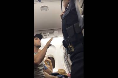 VIDEO: Ahora desalojan a familia por sobreventa en vuelo de Delta
