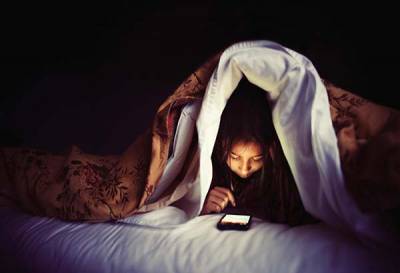 Jóvenes duermen la mitad del tiempo por utilizar dispositivos electrónicos