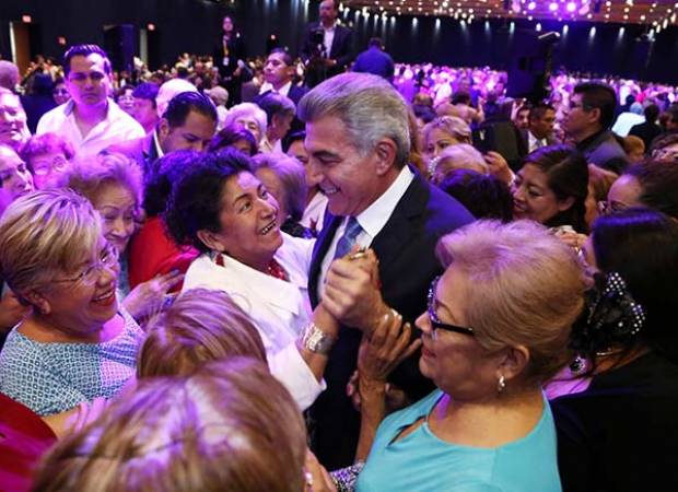 Dinorah López y Tony Gali festejan el día del abuelo con baile de gala