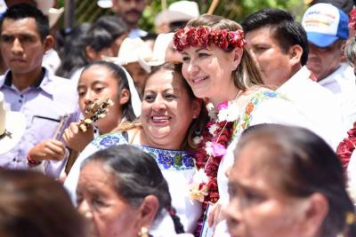 Carreteras dignas en la Sierra Norte, promete Martha Erika