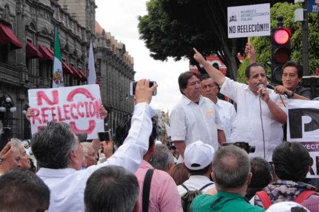 Unos 300 poblanos marchan contra la &quot;reelección&quot;