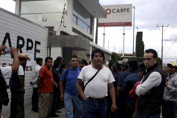 Retuvieron a empleados de textilera en Puebla por despido de un trabajador