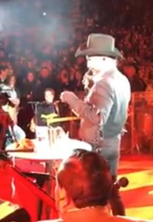 VIDEO: Alejandro Fernández canta &quot;al calor del tequila&quot; en Querétaro