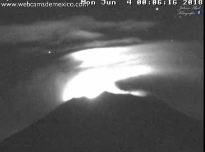 Popocatépetl presentó incandescencia la madrugada de este lunes