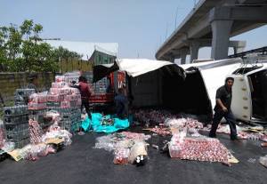 FOTOS: Vuelca tráiler cargado con latas de cerveza en San Felipe Hueyotlipan