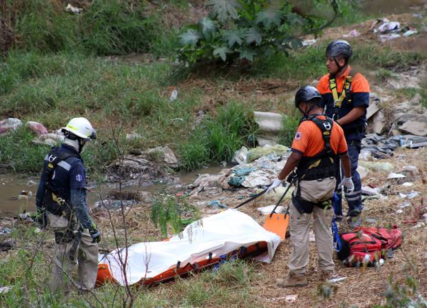 Hallan cadáveres de dos hombres en la Barranca de El Conde