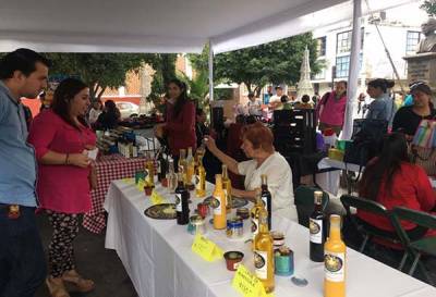 Se realizó el bazar navideño de artesanos poblanos en El Carmen