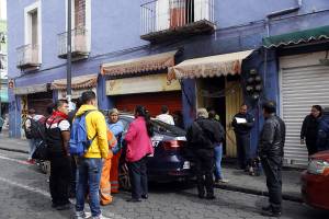 FOTOS: Matan a hombre en negocio de comida, en pleno centro de Puebla