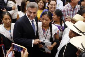 Tony Gali recibe traducción de la Constitución Política del Estado al náhuatl
