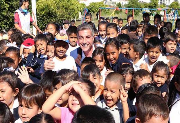 Tony Gali supervisa la escuela Bicentenario