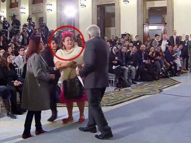 Mujer fingió ser periodista y burló seguridad para acercarse a López Obrador