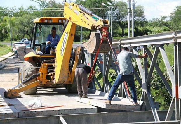 Instalan puente provisional en Chietla mientras reparan el afectado por el sismo