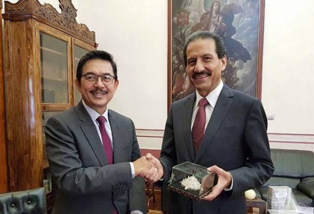 Embajador de Indonesia se reúne con el rector de la BUAP, Alfonso Esparza