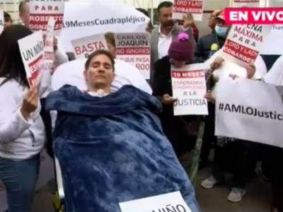 Lo llevan en camilla a pedir justicia a las oficinas de AMLO