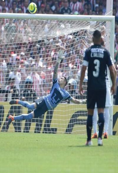 Chivas perdonó a Pumas; igualaron 1-1