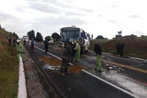 Tres lesionados dejó volcadura de camión con trabajadores de Seglo en la Amozoc-Perote