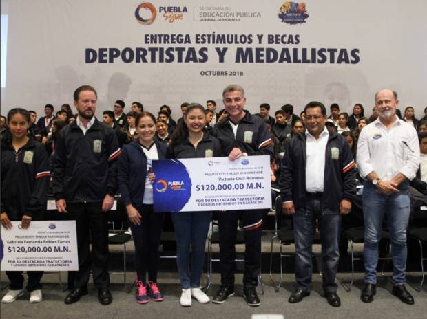 Tony Gali galardona a jóvenes deportistas y medallistas