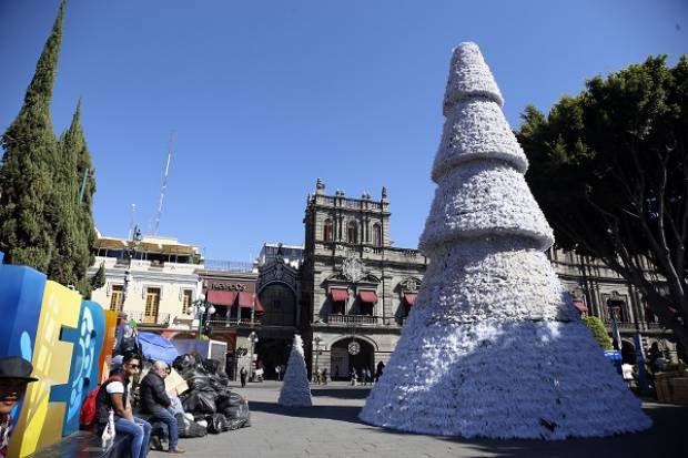 Disfruta la pista de hielo en el parque de El Carmen y Villa Navideña en el zócalo