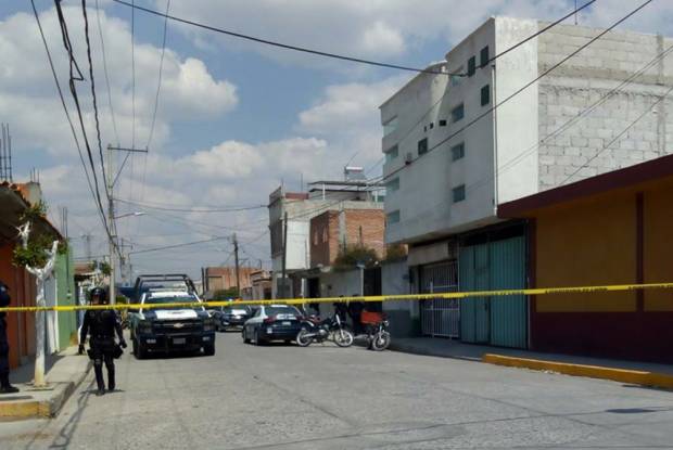 Ladrones toman a familia como rehenes y hieren a policía en Texmelucan