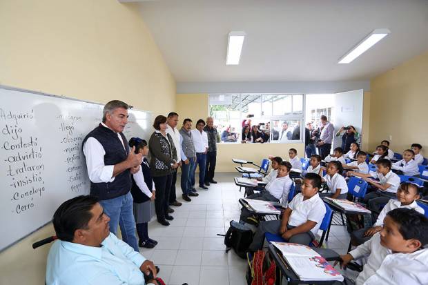 Reconstruyen escuela primaria de Tepexi dañada por el sismo del 19-S