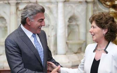 Tony Gali entrega Clavis Palafoxiana a la secretaria de Cultura, María Cristina García