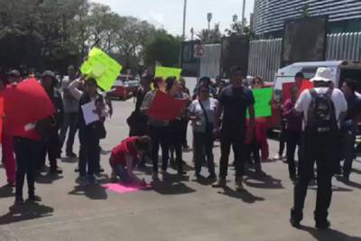 Familiares de policías de Texmelucan se manifestaron afuera de la FGE