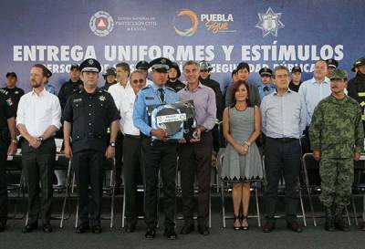 Gali entrega uniformes y estímulos a personal de la Secretaría de Seguridad Pública