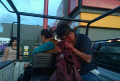 Atrapan a presunto policía robando en Oxxo de Bosques de Manzanilla