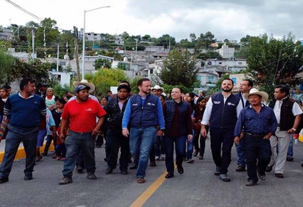 Luis Banck entregó a familias de Azumiatla calle totalmente rehabilitada