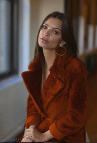 Emily Ratajkowski cautivó con sensual post