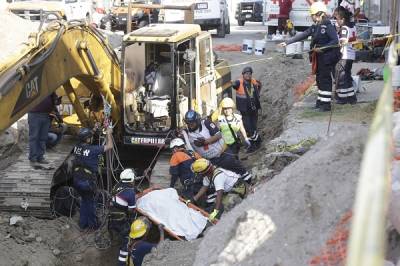 FOTOS: Muere hombre atrapado por alud de tierra en zanja de la colonia Roma