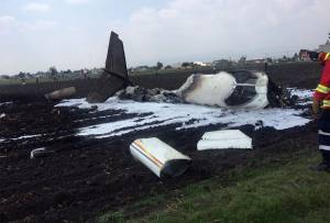 Mueren dos tripulantes de Learjet al desplomarse en Toluca