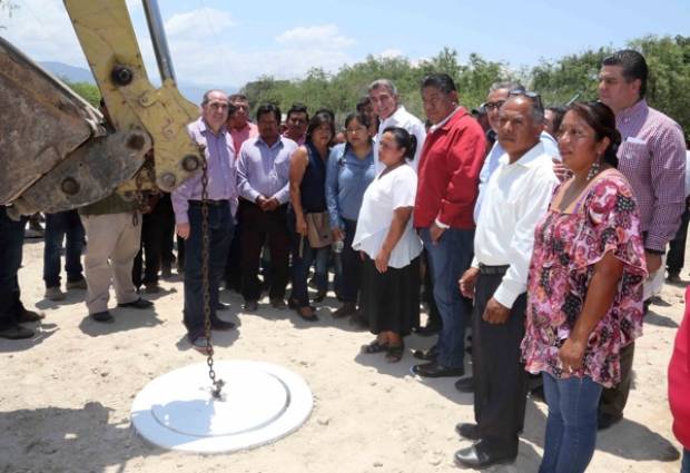 Tony Gali y la Conagua supervisan alcantarillado sanitario en Ajalpan