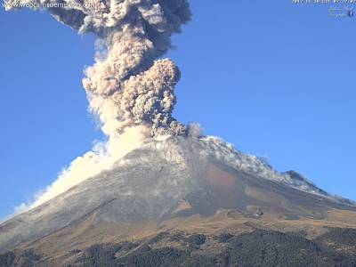 Popocatépetl registra fuerte explosión y lanza fumarola de 2 kilómetros de altura