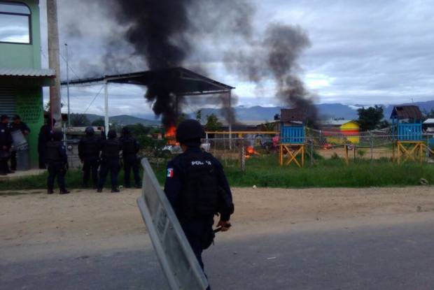 Bloqueos, incendios y heridos en Oaxaca por riña entre colonos